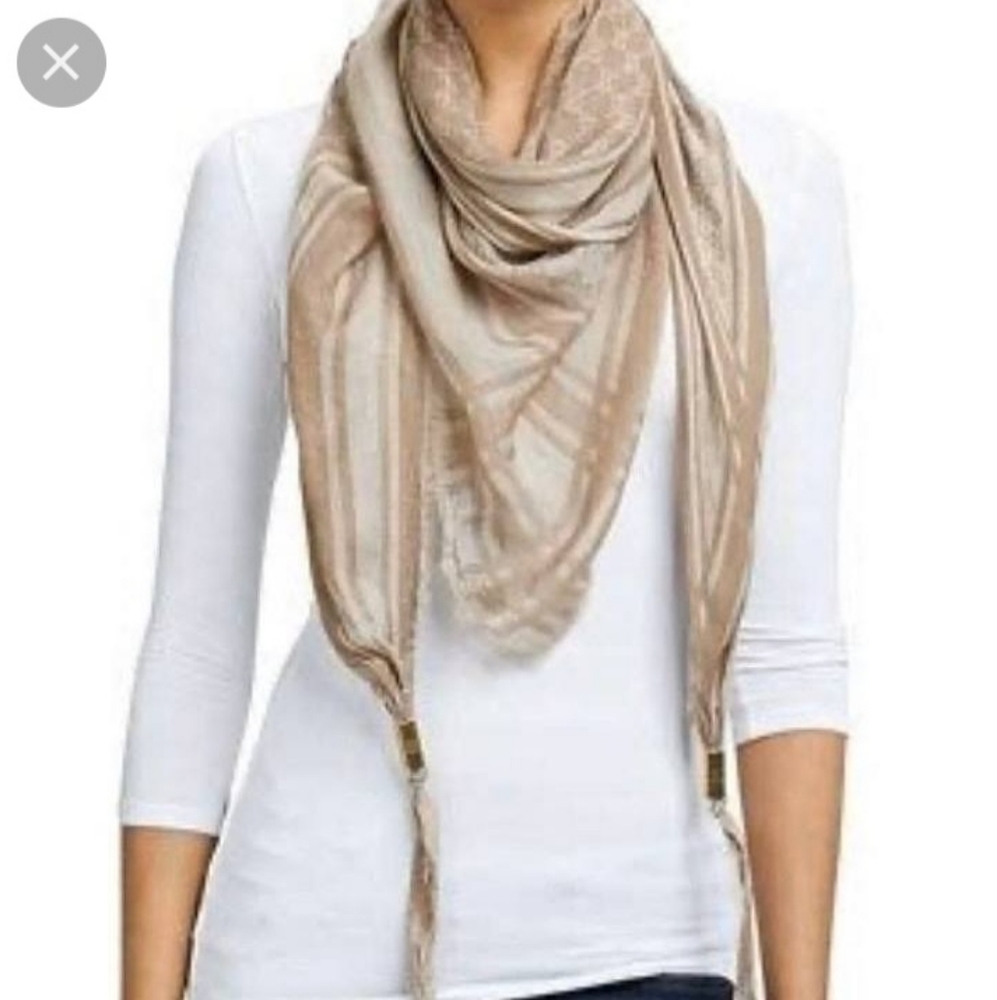 Gucci Lightweight Trigon Acantha Scarf